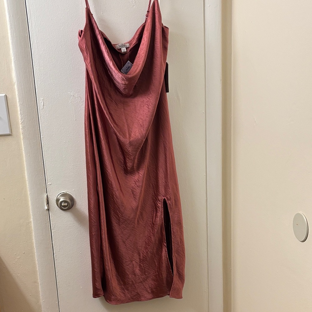 Elegant Sleeveless Dress in Rose by